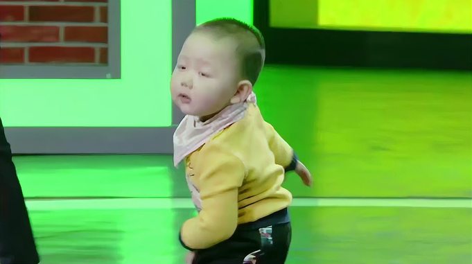不敢相信他只有2岁！广场舞比老年人跳的还6，刘涛撒贝宁全场最嗨