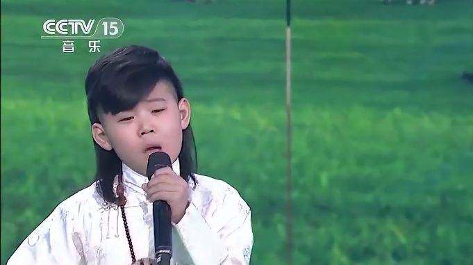 蒙古族小朋友阿比亚斯演唱《天边》，天籁童声，超有韵味